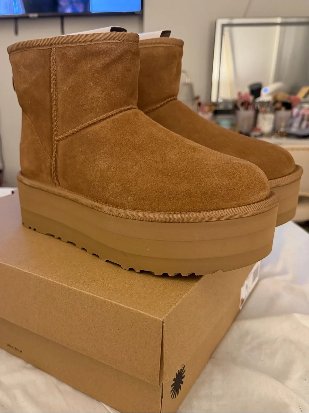 UGG Classic Mini Platform Chestnut Womans 8 New with tags/ Box